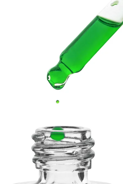 Дроблення Зеленої Сироватки Обличчя Піпетки Скляну Пляшку Білому Тлі Крупним — стокове фото