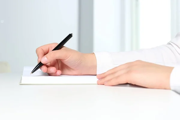 Mujer Escribiendo Cuaderno Mesa Blanca Oficina Primer Plano — Foto de Stock