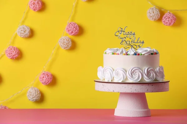Prachtig Versierde Verjaardagstaart Roze Tafel Bij Gele Muur Ruimte Voor — Stockfoto