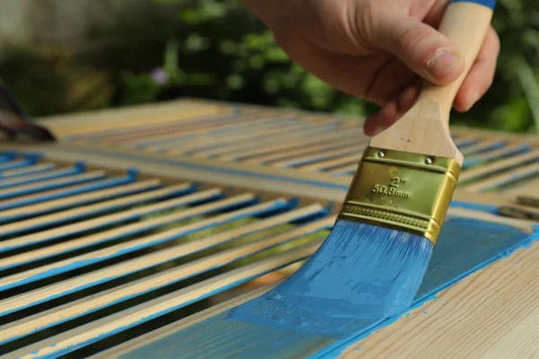 Homem Pintura Superfície Madeira Com Corante Azul Livre Close Espaço — Fotografia de Stock