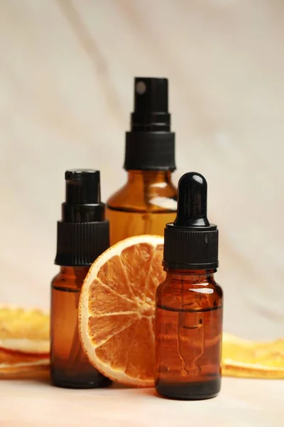 Botellas Productos Cosméticos Orgánicos Rebanadas Naranja Secas Sobre Fondo Mármol — Foto de Stock