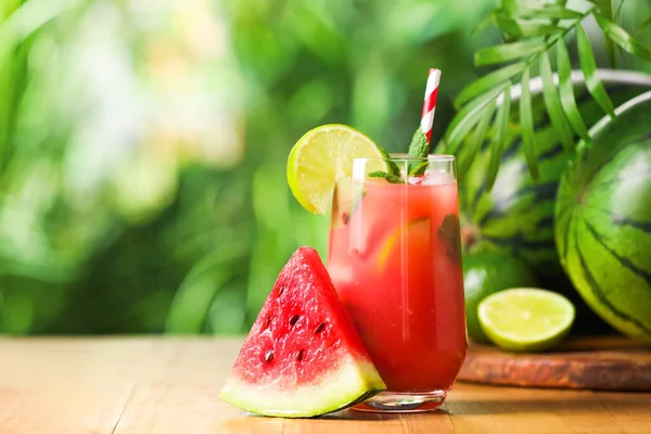 Glas Vers Gemaakte Watermeloen Sap Met Limoen Munt Houten Tafel — Stockfoto