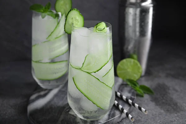 Agua Refrescante Pepino Con Hielo Sobre Una Mesa Gris Oscura —  Fotos de Stock