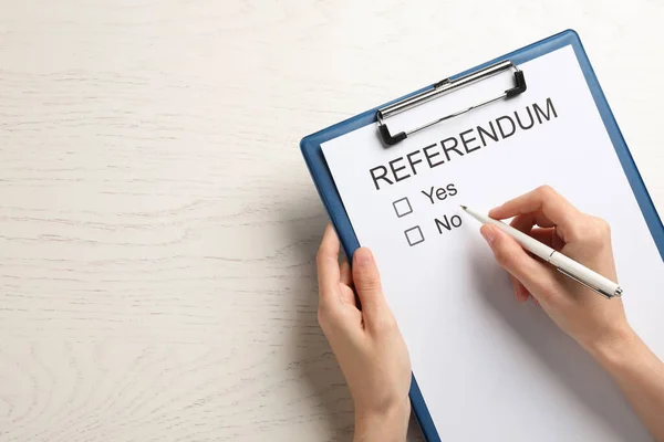 Vrouw Met Referendum Besluitvorming Aan Witte Houten Tafel Close Ruimte — Stockfoto