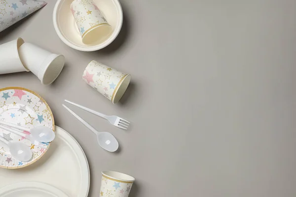 Wegwerp Servies Lichtgrijze Ondergrond Plat Gelegd Ruimte Voor Tekst — Stockfoto