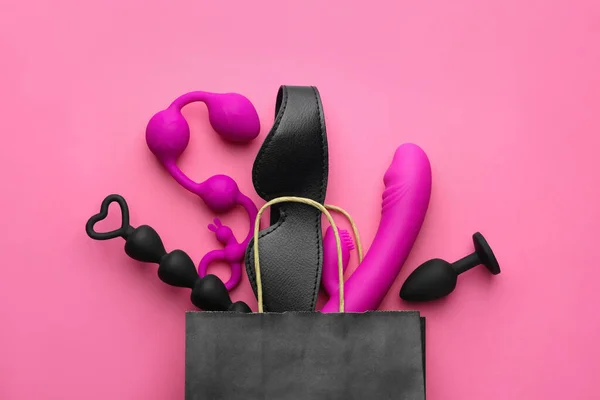 Saco Compras Com Diferentes Brinquedos Sexuais Fundo Rosa Flat Lay — Fotografia de Stock