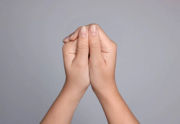 Szorított Kézzel Miközben Imádkozik Világosszürke Háttér Közelkép — Stock Fotó
