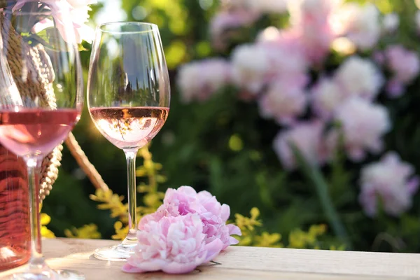Ποτήρια Ροζέ Κρασιού Κοντά Όμορφες Παιώνιες Ξύλινο Τραπέζι Στον Κήπο — Φωτογραφία Αρχείου