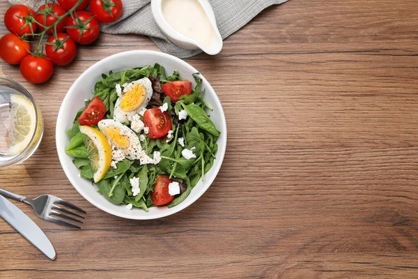 Köstlicher Salat Mit Gekochtem Tomaten Und Käse Auf Holztisch Serviert — Stockfoto
