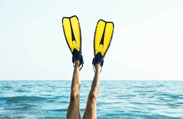 Man Flippers Dyker Havsvatten Närbild — Stockfoto