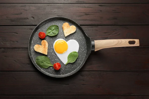Desayuno Romántico Con Huevo Frito Forma Corazón Tostadas Espinacas Tomates — Foto de Stock