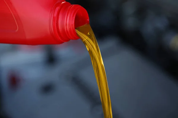 Lití Motorového Oleje Červené Nádoby Rozmazaném Pozadí Detailní Záběr — Stock fotografie