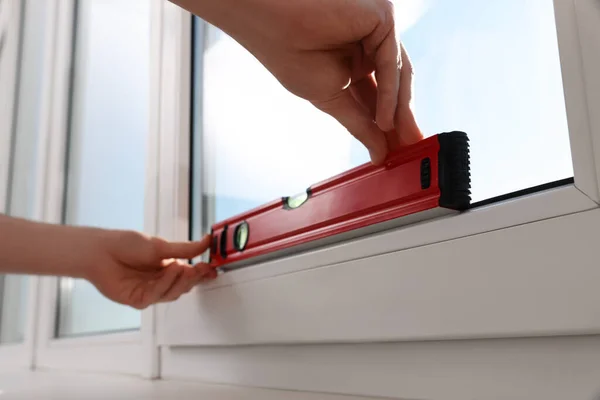 Worker Using Bubble Level Plastic Window Installation Indoors Closeup — Φωτογραφία Αρχείου