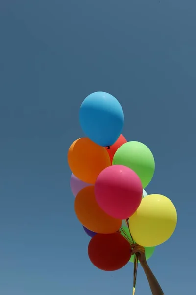 Mujer Con Montón Globos Colores Contra Cielo Azul Primer Plano — Foto de Stock