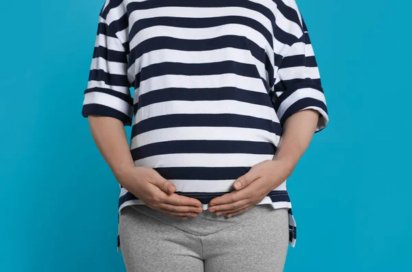 Pregnant Woman Light Blue Background Closeup — Stockfoto