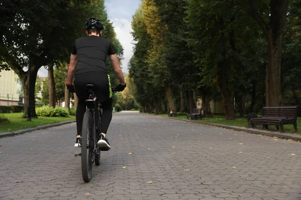 Homme Vélo Sur Route Extérieur Vue Arrière Espace Pour Texte — Photo