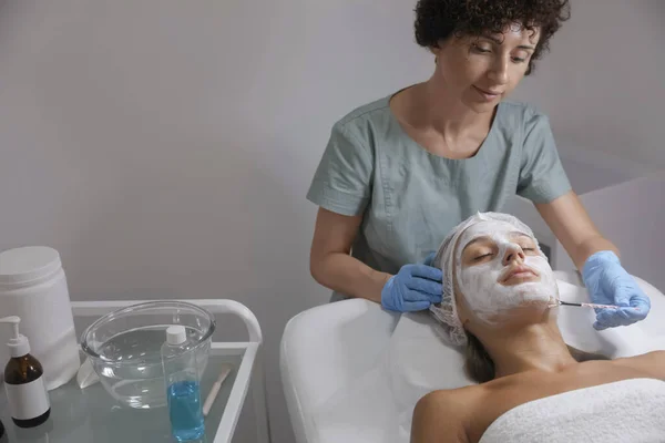 Cosmetologo Applicare Maschera Sul Viso Del Cliente Nel Salone Spa — Foto Stock