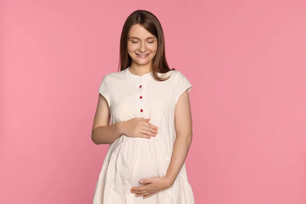 Lycklig Ung Gravid Kvinna Rosa Bakgrund — Stockfoto