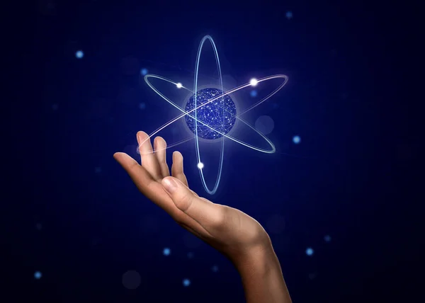 Женщина Демонстрирует Виртуальную Модель Атома Темном Фоне Крупным Планом — стоковое фото
