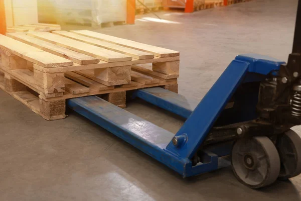 Modern Manual Forklift Wooden Pallets Warehouse Closeup — Stockfoto