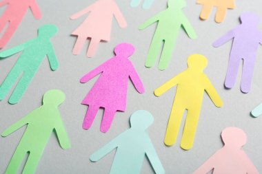 Gri arka planda bir sürü kağıt insan figürü var. Çeşitlilik ve kapsama kavramı