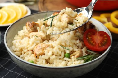 Masada domatesli leziz tavuklu risotto, yakın plan.