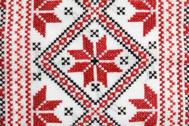 Arka plan olarak beyaz tuval üzerine geleneksel Ukrayna nakışı, yakın plan. Ulusal el işi