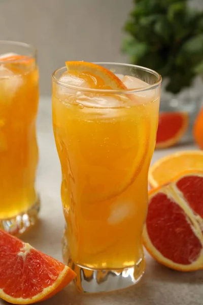 ライトテーブルの上のおいしいオレンジソーダ水 — ストック写真