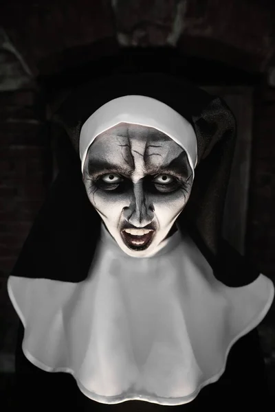 户外可怕的恶魔般的修女的画像 万圣节派对的样子 — 图库照片