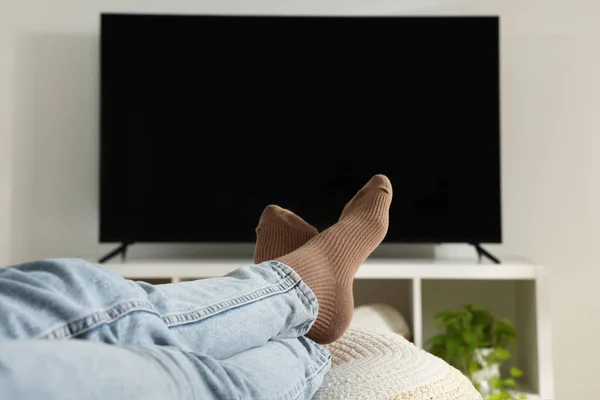Kobieta Odpoczywająca Stylowym Telewizorze Zbliżenie — Zdjęcie stockowe