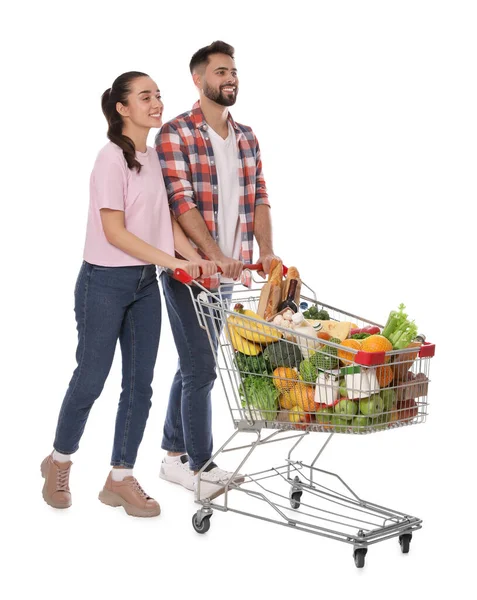 Glückliches Paar Mit Einkaufswagen Voller Lebensmittel Auf Weißem Hintergrund — Stockfoto