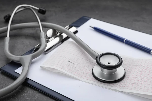 Clipboard Stethoscope Cardiogram Grey Table Closeup — Stock Photo, Image