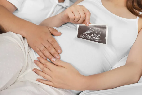 Mann Umarmt Seine Schwangere Frau Mit Ultraschall Bett Nahaufnahme — Stockfoto