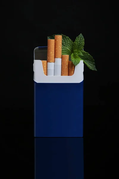 Envase Cigarrillos Mentol Menta Sobre Fondo Negro — Foto de Stock