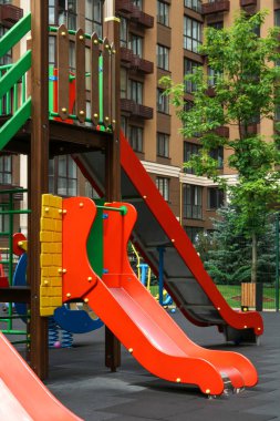 Konut alanında slaytları olan boş çocuk parkı