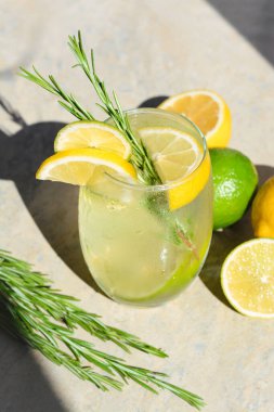 Lezzetli ferahlatıcı limonata ve malzemeler ışık masasında. Yaz içeceği