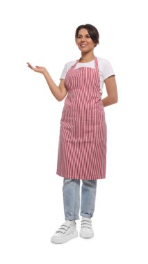 Beyaz arka planda kırmızı çizgili önlüklü genç kadın.