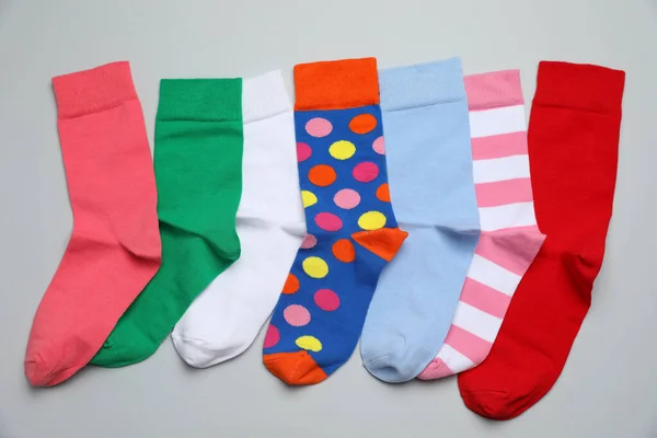 Mnoho Různých Barevných Ponožek Světle Šedém Pozadí Byt Ležel — Stock fotografie