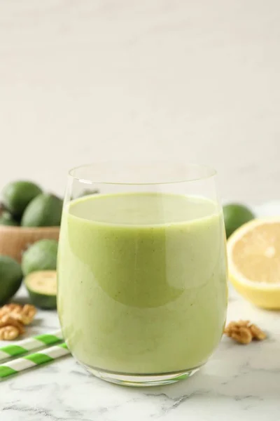 Verse Feijoa Smoothie Glas Witte Marmeren Tafel Close — Stockfoto