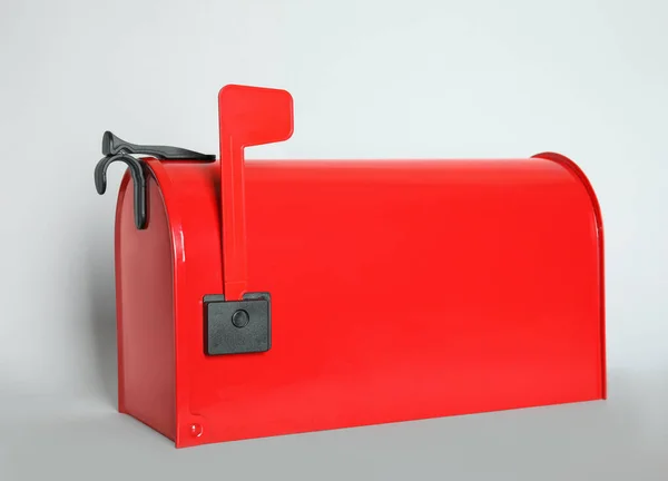 Κλειστό Κόκκινο Γραμματοκιβώτιο Στο Φως Φόντο Closeup — Φωτογραφία Αρχείου
