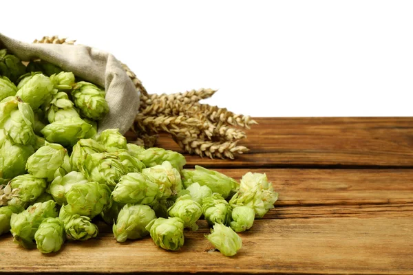 Omgekeerde Zak Hop Bloemen Tarwe Oren Houten Tafel Tegen Witte — Stockfoto