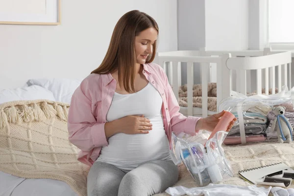Gravid Kvinna Packning Baby Grejer För Att Föra Moderskap Sjukhus — Stockfoto
