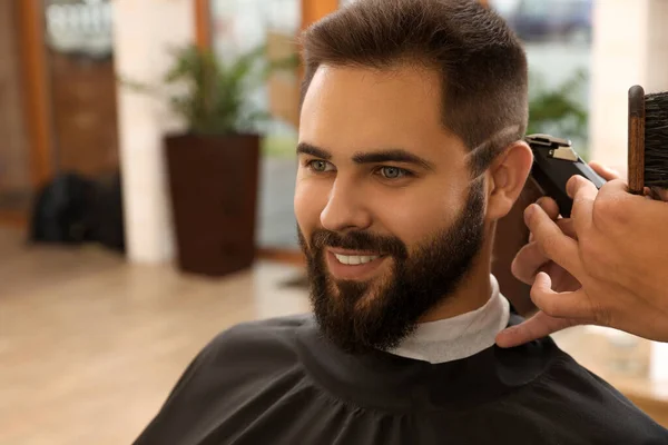 Cabeleireiro Profissional Trabalhando Com Cliente Barbearia Close — Fotografia de Stock