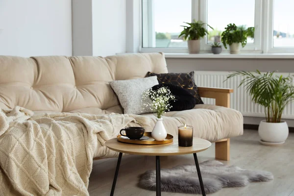 Sofa Und Runder Holztisch Mit Dekorativen Elementen Wohnzimmer Innenarchitektur — Stockfoto
