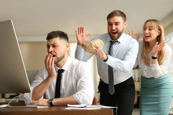 Mitarbeiter Knallen Papiertüten Hinter Ihren Kollegen Büro Lustiger Witz — Stockfoto