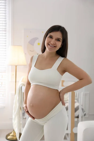 Feliz Mujer Embarazada Casa Elegir Nombre Del Bebé —  Fotos de Stock