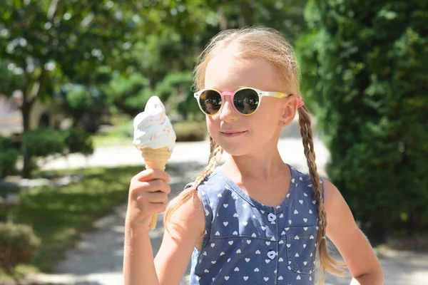 晴れた夏の日に屋外でおいしいアイスクリームを持つ愛らしい女の子 — ストック写真