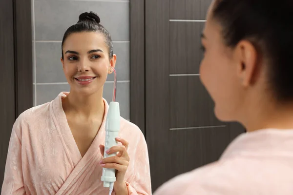 Mujer Usando Dispositivo Darsonval Alta Frecuencia Cerca Del Espejo Baño — Foto de Stock