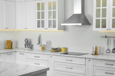 Modern kapüşonlu şık mutfak tasarımı, mutfak üstü ve şık mobilyalar.