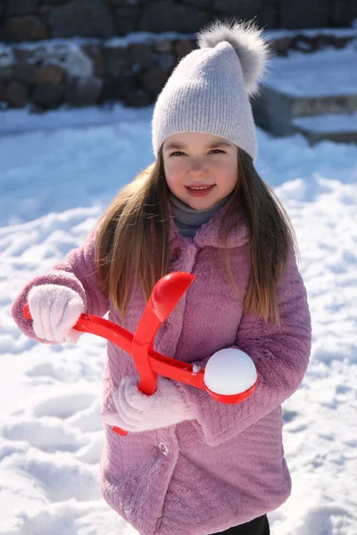 Χαριτωμένο Κοριτσάκι Παίζει Χιονόμπαλα Εξωτερικούς Χώρους — Φωτογραφία Αρχείου